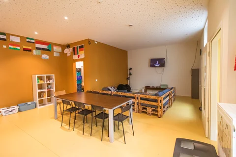 Großer Innenraum mit Esstisch und Sofaecke