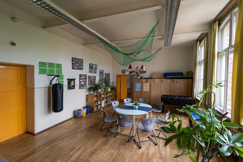 Großer Raum mit Kickertisch