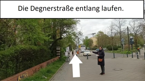 Frau zeigt geradeaus