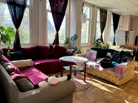 Drei gemütliche Sofas in einem hellen Raum im BENN Wartenberg.