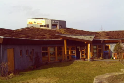 Frontalansicht vom Holzwurmhaus