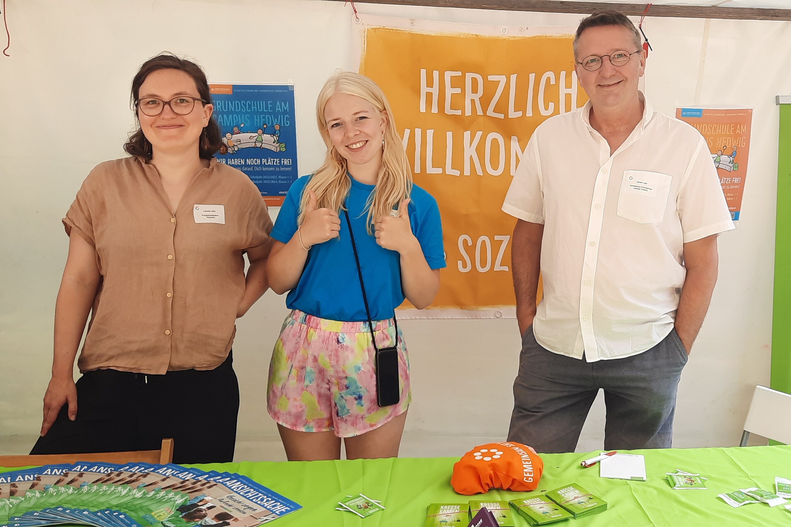 (v.l.) Felicitas Höck (Profil & Kommunikation), Jette Nietzard (Projektleitung UMGeben) und Gérard Leitz (Schulleitung Campus Hedwig)