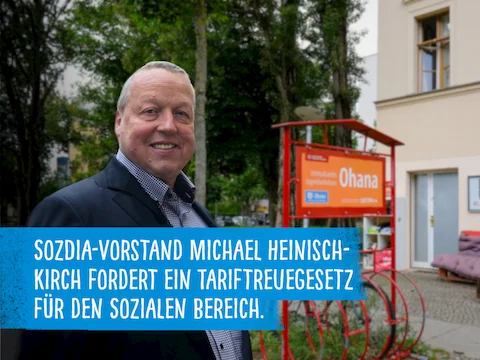 Der Vorstand der SozDia Stiftung Michael Heinisch-Kirch steht vor einer Einrichtung - dem Jugendwohnhaus Ohana. Es gibt gemütliche Sitzkissen.