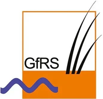GfRS-Logo mit schwarzen Buchstaben, grasähnlichen Halmen und einer blauen Welle über einem orangefarbenen Quadrat mit weißem oberen Teil.