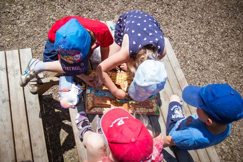 Kinder im Außenbereich der Kita Müggelbande