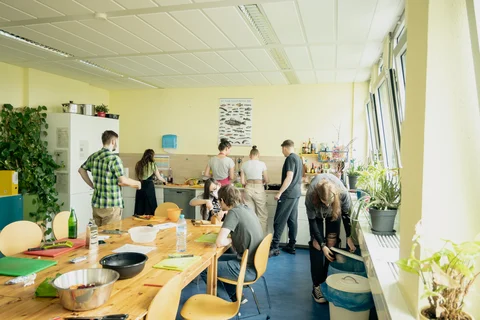 Mehrere Personen halten sich in der Küche auf