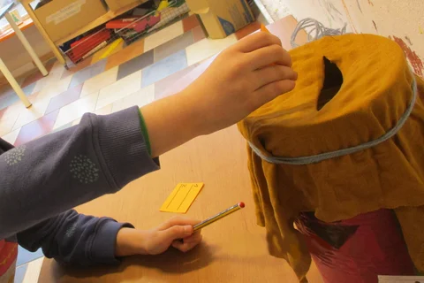 Kinder beim Abstimmen