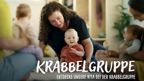 Ein lächelndes Baby in einer Krabbelgruppe, umgeben von Erwachsenen und anderen Babys.