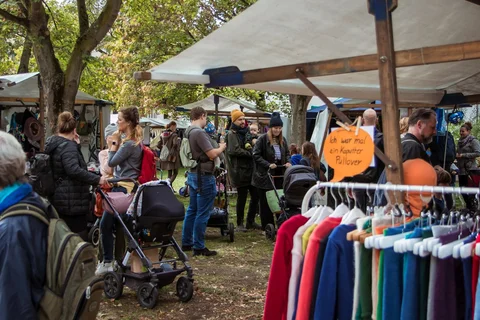 Nachhaltigkeitsbasar mit Ständen und vielen Besuchenden