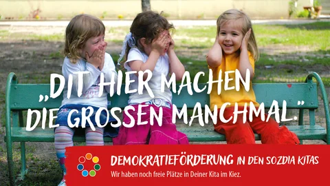 Drei Kinder auf einer Bank bedecken Mund, Augen, Ohren. Text: „Dit hier machen die Großen manchmal.“ Demokratieförderung SozDia Kitas.
