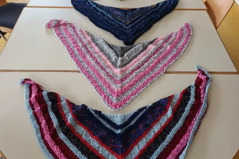 Drei bunte, gestrickte Stolas