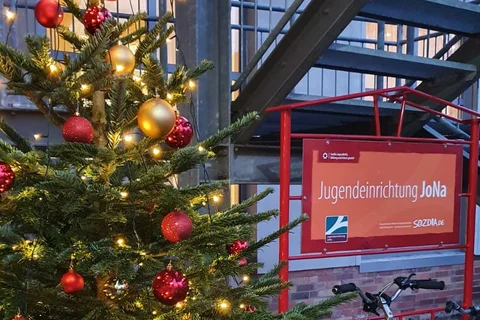 Weihnachtsbaum vor der Einrichtung JoNa