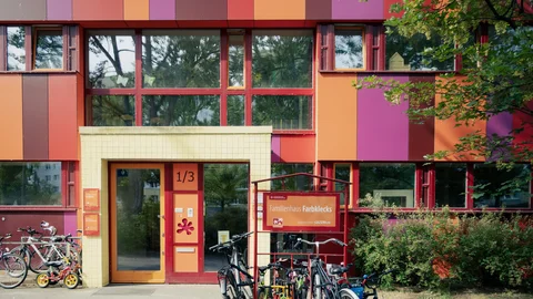 Eingang Miniclub Farbklecks mit bunter Außenfassade