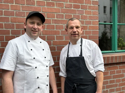 Der Küchenleiter Holger Burwitz sowie der stellvertretende Küchenleiter Matthias Hartmann der SozDia Inklusionsküchen.