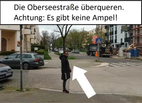 Frau auf Bürgersteig