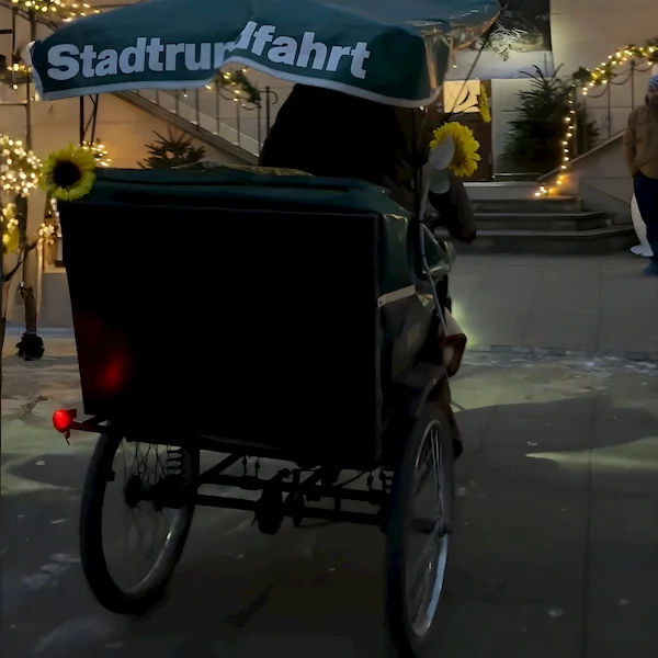 Eine Rikscha von hinten.