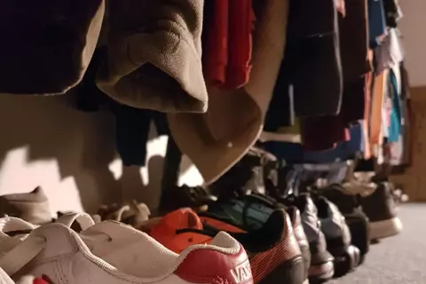 Einblick in die Kleiderkammer mit Schuhen und Anziehsachen