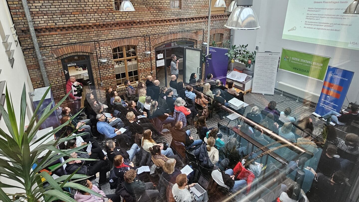 Menschen sitzen in der Zukunftsschmiede