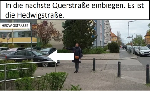 Frau zeigt Abbiegen nach links