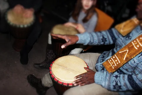 Mehrere Personen bei einem Trommelworkshop