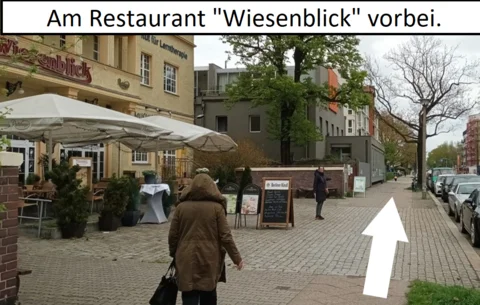 Straße mit Restauraunt auf der linken Seite