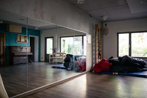 Großer Sportraum mit Spiegelwand und Sprossenwand