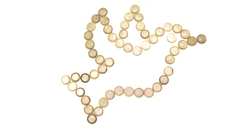 Euro-Münzen in Form einer Friedenstaube, die nach rechts fliegt, auf weißem Hintergrund, symbolisieren Geld für den Frieden.