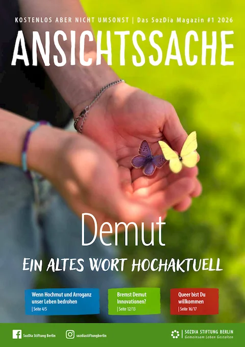 Das Magazin Ansichtssache der SozDIa Stiftung mit der Ausgabe Demut. Auf dem Cover zwei Hände offen und darin ein gelber Schmetterling.