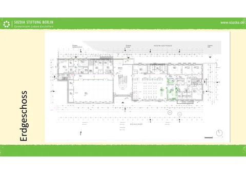 Detaillierter Erdgeschoss-Grundriss eines Komplexes mit Eingängen für Stadtteilzentrum, Schule und Kita, Hedwigstraße.