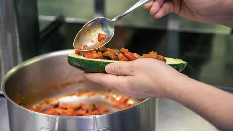 Zuccini wird mit Tomatensalsa gefüllt