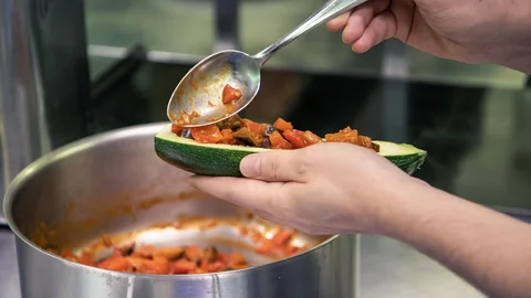 Zuccini wird mit Löffel gefüllt