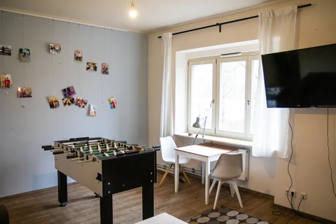 Gemeinschaftsraum mit Kickertisch, Flachbildschirm und Fotowand