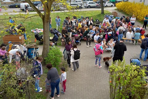 Bild von oben auf die Menschen