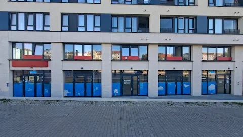 Außenansicht der Grundschule am Campus Hedwig mit großen Fensterfronten.
