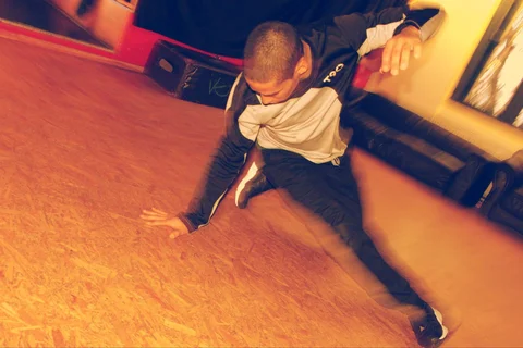 Ein Breakdancer in der Linse