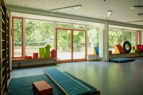 Bewegungsraum mit Ausblick auf grünen Innenhof