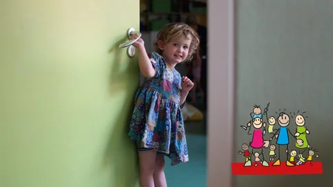 Ein lächelndes Kleinkind mit blonden Locken hält einen Türgriff, trägt ein buntes Kleid. Eine Familien-Strichmännchen-Grafik ist in der Ecke.