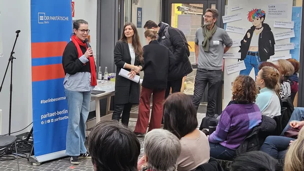 Verbundleitung Ausbildung & Qualifizierung begrüßt das Puplikum