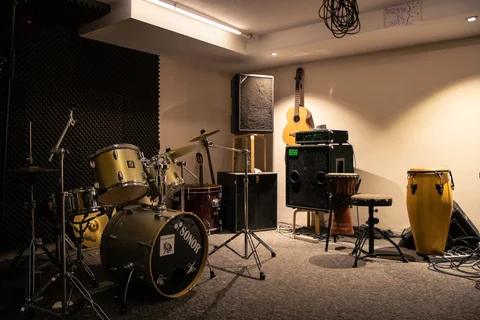 professionell ausgestatteter Proberaum mit vielen Instrumenten und Tonstudio