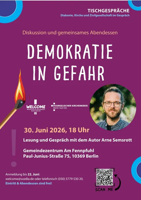 Plakat mit dem Titel 'Demokratie in Gefahr' für eine Veranstaltung am 30. Juni 2026 um 18 Uhr mit Lesung und Gespräch des Autors Arne Semsrott, inklusive Foto des Autors, Veranstaltungsort und QR-Code