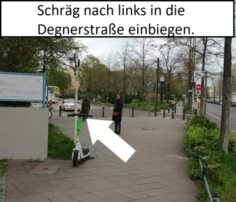 Frau weist den Weg