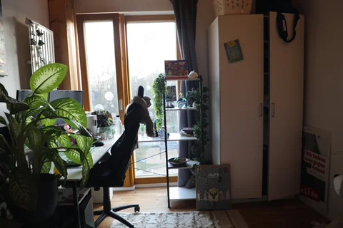 Ein Jugendzimmer mit bodentiefen Fenstern in der queeren Wohngruppe Queerfeldein.