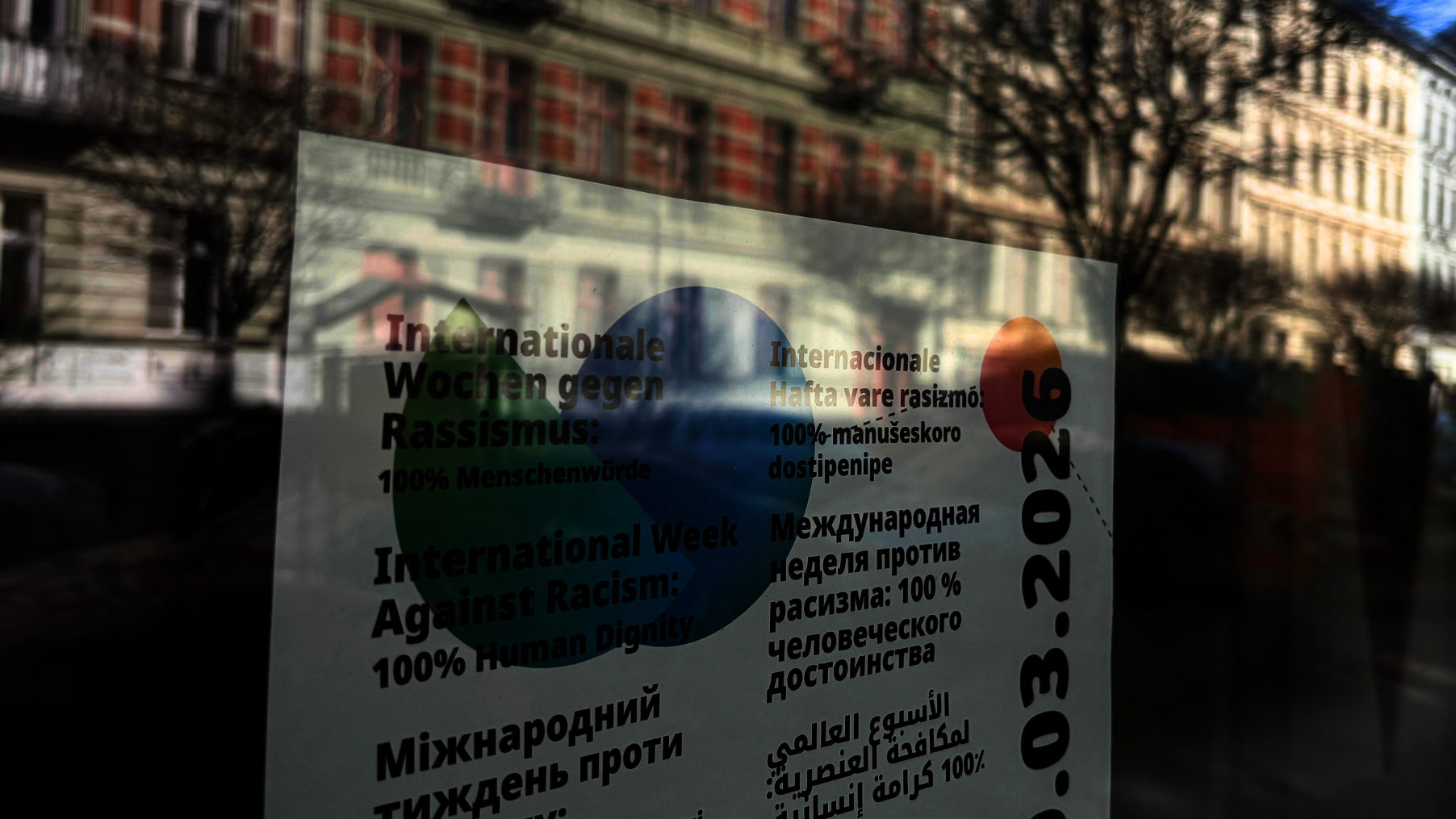 Ein Plakat der Internationalen Woche gegen Rassismus 2026 im Schaufenster der SozDia Stiftung.