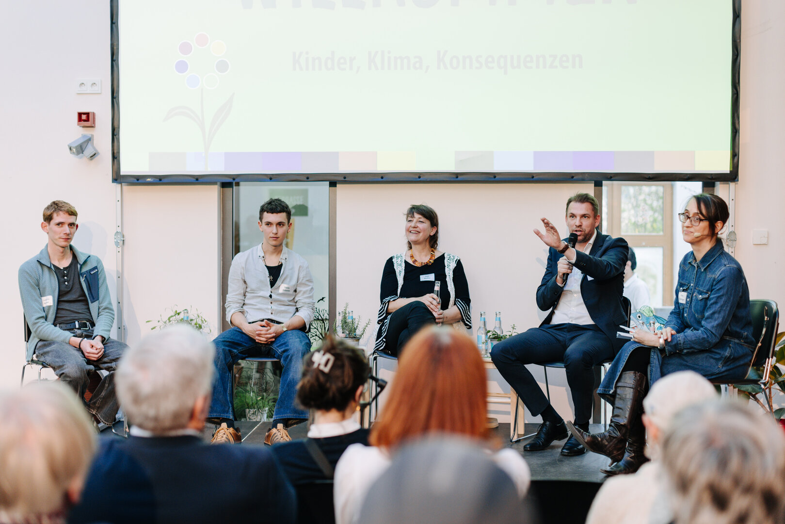 Die Bühne des SozDia Neujhahrsempfangs. Mit vier Diskuntanten und der Moderatorin. 