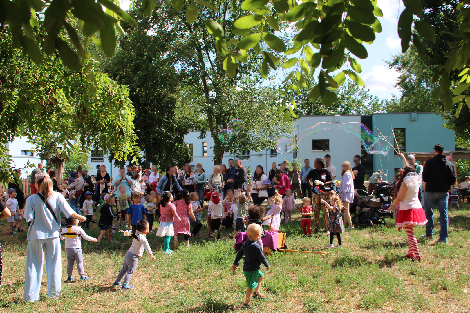 Riesenseifenblasen und spielende Kinder