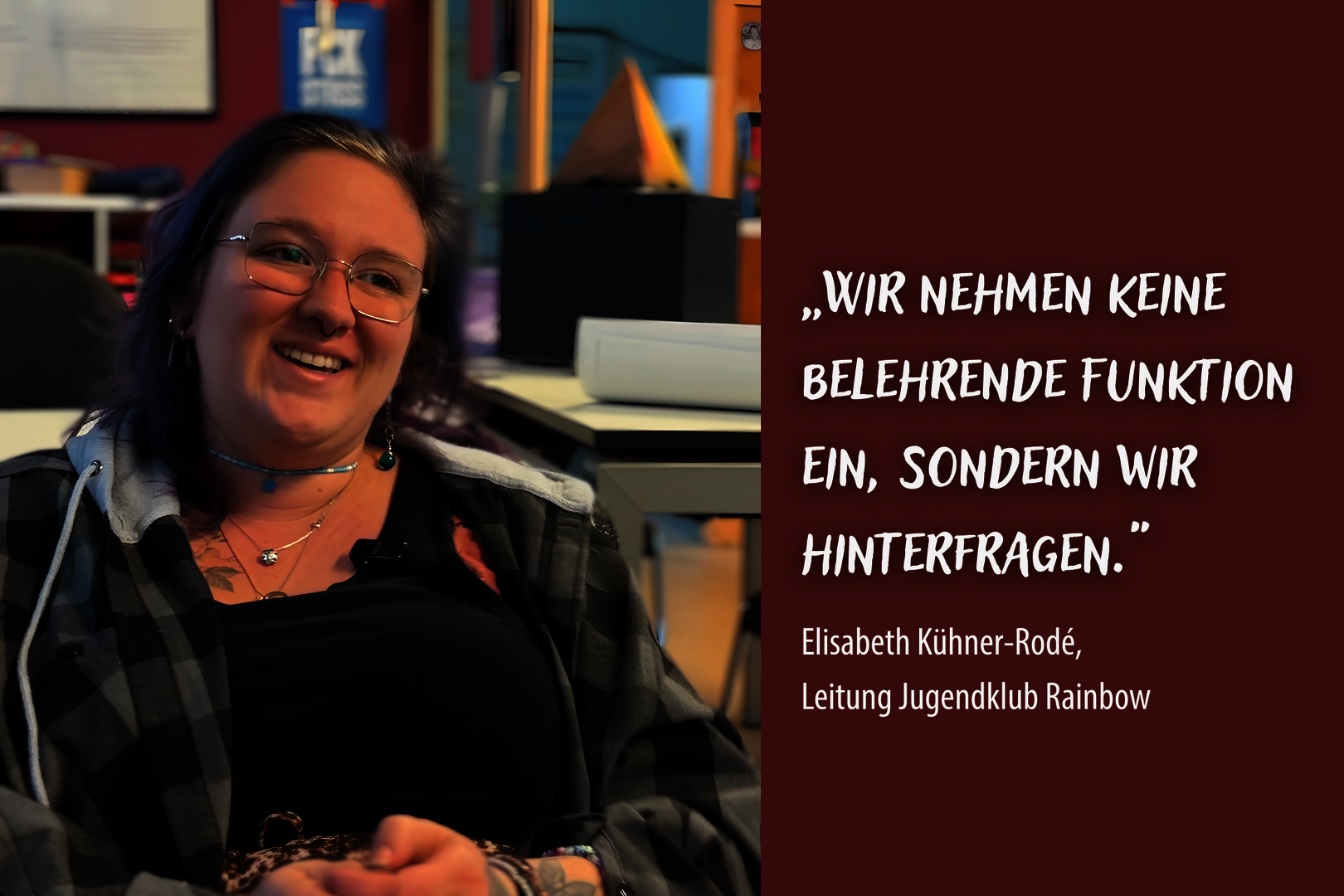 Lächelnde Frau mit Brille und kariertem Hemd sitzt vor Bücherregal neben Zitat von Elisabeth Kühner-Rodé zur Funktion des Jugendklubs Rainbow